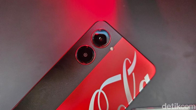 Realme 10 Pro 5G Coca-Cola Edition