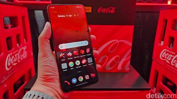 Realme 10 Pro 5G Coca-Cola Edition dibekali Snapdragon 695 5G yang dibuat dengan pemprosesan 6 nm. RAM 8 GB disematkan di dalamnya, pengguna bisa menambah 8 GB dengan fitur RAM virtual. Realme dibekali memori internal 256 GB. Bila terasa kurang, pengguna nantinya dapat memasang microSD hingga 1 TB untuk menambah ruang penyimpanan. Foto: Adi Fida Rahman/detikINET