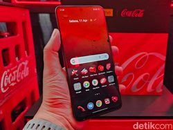 Menggenggam Realme 10 Pro 5G Coca-Cola Edition Harga Rp 5 Juta