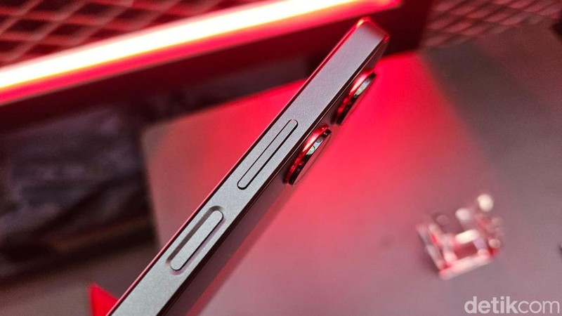 Realme 10 Pro 5G Coca-Cola Edition