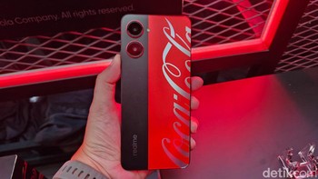 Realme memberikan baterai berkapasitas 5.000 mAh yang mendukung pengisian cepat SuperVOOC 33W. Hanya butuh waktu 29 menit untuk mengisi 0-50%. Makin lengkap dengan adanya sidik jari di samping dengan kecepatan kurang dari 1 detik untuk membuka kunci. Selain itu ada headphone jack 3,5 mm yang saat ini banyak ditanggalkan oleh banyak ponsel. Foto: Adi Fida Rahman/detikINET
