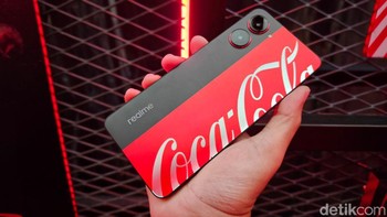 Desain belakang asimetris 70/30 menyoroti logo Coca-Cola, membuat logo klasik ini langsung dapat dikenali. Dipadukan proses matte faux metal juga memberikan sentuhan elegan pada tampilan brushed aluminium namun tetap tahan terhadap goresan dan sidik jari. Foto: Adi Fida Rahman/detikINET