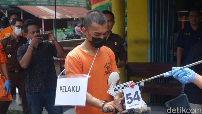 Reka adegan kasus pembunuhan dan mutilasi Ayu Indraswari (34) warga Kota Yogyakarta oleh tersangka Heru Prastiyo (23) di salah satu warung mi atau warmindo di Jalan Kaliurang, Sleman, DIY, Rabu (12/4/2023) pagi.