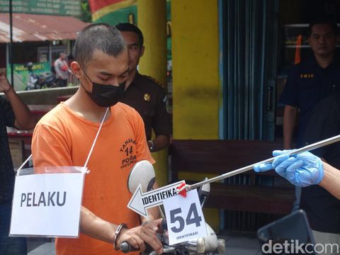 Reka adegan kasus pembunuhan dan mutilasi Ayu Indraswari (34) warga Kota Yogyakarta oleh tersangka Heru Prastiyo (23) di salah satu warung mi atau warmindo di Jalan Kaliurang, Sleman, DIY, Rabu (12/4/2023) pagi.