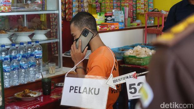 Reka adegan kasus pembunuhan dan mutilasi Ayu Indraswari (34) warga Kota Yogyakarta oleh tersangka Heru Prastiyo (23) di salah satu warung mi atau warmindo di Jalan Kaliurang, Sleman, DIY, Rabu (12/4/2023) pagi.