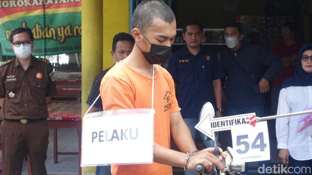 Reka adegan kasus pembunuhan dan mutilasi Ayu Indraswari (34) warga Kota Yogyakarta oleh tersangka Heru Prastiyo (23) di salah satu warung mi atau warmindo di Jalan Kaliurang, Sleman, DIY, Rabu (12/4/2023) pagi.
