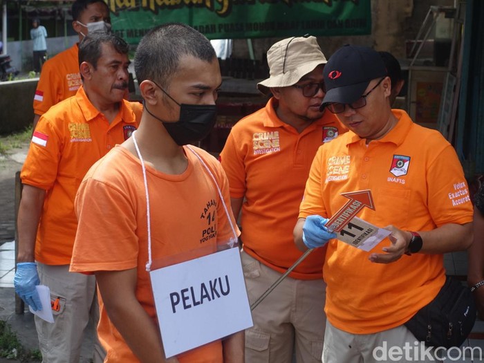 Reka adegan kasus pembunuhan dan mutilasi Ayu Indraswari (34) warga Kota Yogyakarta oleh tersangka Heru Prastiyo (23) di salah satu warung mi atau warmindo di Jalan Kaliurang, Sleman, DIY, Rabu (12/4/2023) pagi.