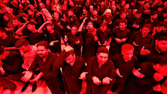 Shi'ite pilgrims pray while marking the death anniversary of Imam Ali, during the holy month of Ramadan at the shrine of Imam Ali in the holy city of Najaf, Iraq April 12, 2023. REUTERS/Thaier Al-Sudani
