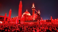 Di area masjid ini terdapat makam Imam Ali bin Abi Thalib, sepupu Nabi Muhammad SAW dan imam pertama setelahnya.  