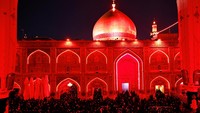 Selain dikenal sebagai sahabat nabi dan khalifah ke-empat dalam sejarah Islam, Imam Ali juga termasuk golongan pemeluk Islam pertama. Ia juga menikahi putri bungsu Nabi Muhammad SAW, Fatimah az-Zahra.  