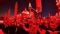 Begini suasana Masjid Imam Ali di Najaf, Irak, yang memerah saat peringatan wafatnya Imam Ali, Rabu (12/4/2023).