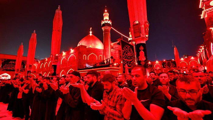 RELIGION-RAMADAN/IRAQ Shi'ite pilgrims pray while marking the death anniversary of Imam Ali, during the holy month of Ramadan at the shrine of Imam Ali in the holy city of Najaf, Iraq April 12, 2023. REUTERS/Thaier Al-Sudani