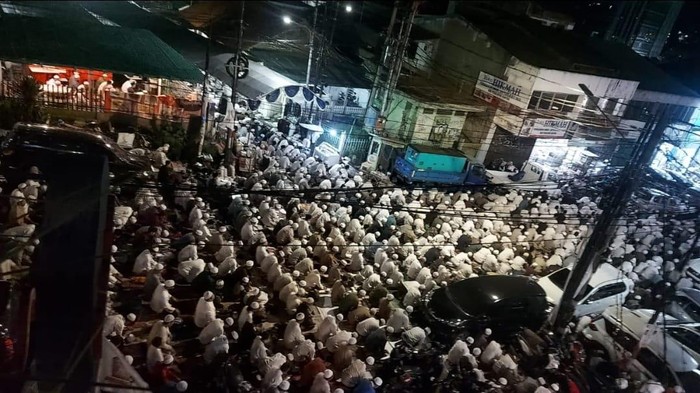 Ribuan warga tumpah ruah mengikuti Salat Tarawih di Masjid An-Nur Kramat Empang, Kota Bogor