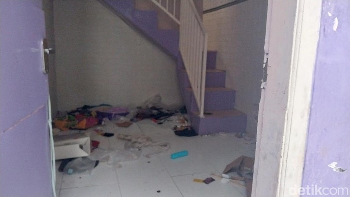 Rumah biduan pelaku arisan bodong di Kota Malang diacak-acak korban Rumah biduan pelaku arisan bodong di Kota Malang diacak-acak korban