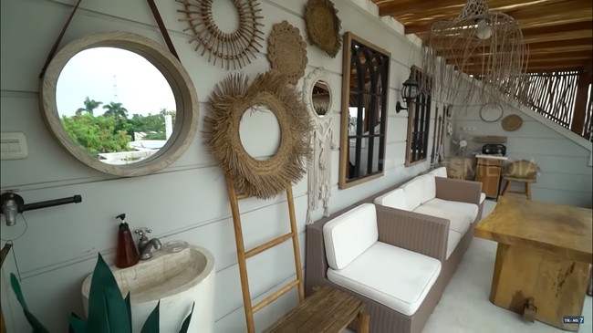 Natalie dan suami setidaknya menghabiskan dana sekitar Rp 750 juta hanya untuk mendirikan rumah. Harga tersebut di luar interior dan sebagainya. Adapun roof top baru dibuat semasa awal Pandemi untuk memberi opsi tempat beraktivitas selama harus di rumah saja. (Foto: YouTube/Trans7 Official)