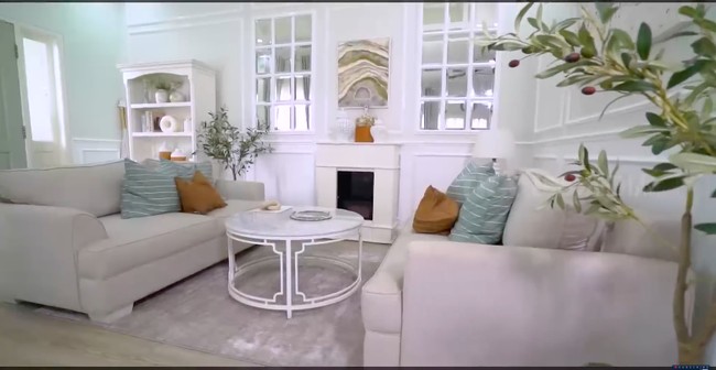 Warna putih tampak mendominasi rumah, mengentalkan atmosfer yang sejuk dan lapang. Aku memang sengaja pilih putih supaya lebih terlihat bersih dan luas mengingat rumah ini kan nggak terlalu besar. (Foto: YouTube/Trans7 Official)