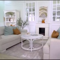 Warna putih tampak mendominasi rumah, mengentalkan atmosfer yang sejuk dan lapang. Aku memang sengaja pilih putih supaya lebih terlihat bersih dan luas mengingat rumah ini kan nggak terlalu besar. (Foto: YouTube/Trans7 Official)