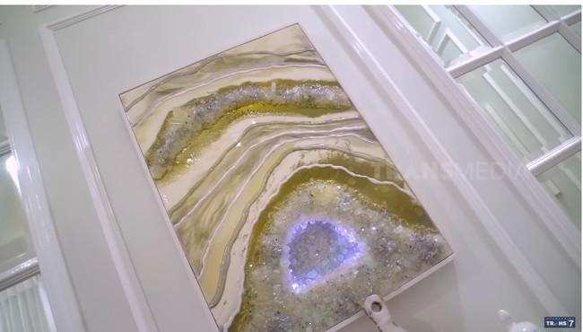 Jarang muncul di layar kaca, Natalie Sarah ternyata punya kesibukan lain. Belakangan, ia hobi membuat dekorasi rumah dari resin. Hasil karyanya menghiasi hampir di setiap sudut rumah. (Foto: YouTube/Trans7 Official)