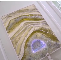 Jarang muncul di layar kaca, Natalie Sarah ternyata punya kesibukan lain. Belakangan, ia hobi membuat dekorasi rumah dari resin. Hasil karyanya menghiasi hampir di setiap sudut rumah. (Foto: YouTube/Trans7 Official)