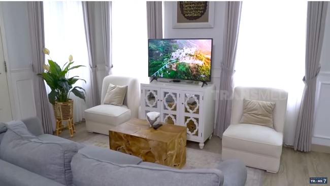 Ruang keluarga terlihat nyaman dengan kehadiran sofa-sofa yang cozy. (Foto: YouTube/Trans7 Official)