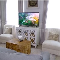 Ruang keluarga terlihat nyaman dengan kehadiran sofa-sofa yang cozy. (Foto: YouTube/Trans7 Official)