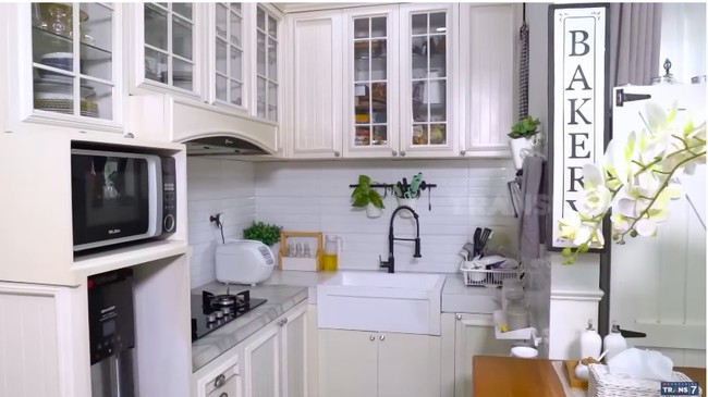 Interior bernuansa American classic konsisten hingga ke bagian dapur. Terdapat meja berkonsep bar sehingga lebih fungsional. (Foto: YouTube/Trans7 Official)