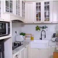 Interior bernuansa American classic konsisten hingga ke bagian dapur. Terdapat meja berkonsep bar sehingga lebih fungsional. (Foto: YouTube/Trans7 Official)