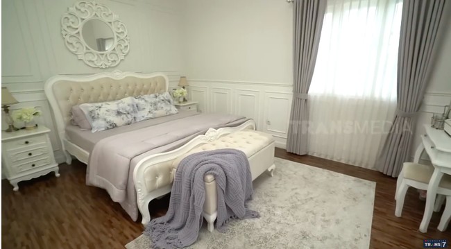 Penampakan kamar tidur utama dengan ranjang bergaya klasik. Warna mute menjaga penampilan tetap modern. (Foto: YouTube/Trans7 Official)