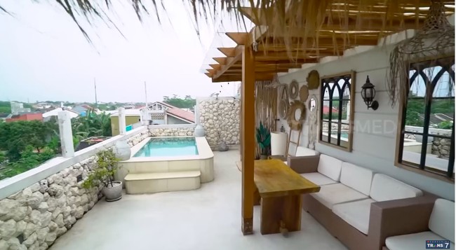 Bagian atap Natalie Sarah difungsikan sebagai roof top yang lengkap dengan kolam jacuzzi untuk berendam. Menariknya, area ini hadir dalam nuansa tropis dengan interior yang terinspirasi dari Santorini, Yunani. (Foto: YouTube/Trans7 Official)