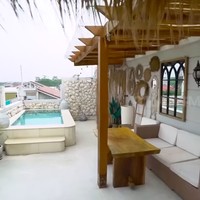 Bagian atap Natalie Sarah difungsikan sebagai roof top yang lengkap dengan kolam jacuzzi untuk berendam. Menariknya, area ini hadir dalam nuansa tropis dengan interior yang terinspirasi dari Santorini, Yunani. (Foto: YouTube/Trans7 Official)