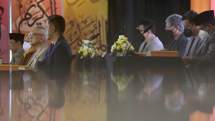 RUPST BTPN Syariah Direktur Utama PT Bank BTPN Syariah Tbk Hadi Wibowo (dari kanan), Komisaris Utama Independen Kemal Azis Stamboel, Direktur Dewi Nuzulianti dan Komisaris Independen Mulya E Siregar berbincang di sela-sela Rapat Umum Pemegang Saham Tahunan (RUPT) PT Bank BTPN Syariah Tbk di Jakarta, Rabu (12/4/2023). Agenda RUPST menyetujui pengangkatan Dewi Nuzulianti Sebagai Direktur menggantikan Gatot Adhi Prasetyo yang telah menyelesaikan masa tugasnya, serta pengangkatan Mulya E Siregar sebagai Komisaris Independen menggantikan Yenny Lim yang telah menyelesaikan masa tugasnya. RUPST juga menyetujui pembagian dividen tunai sebesar Rp 92, 5 per lembar