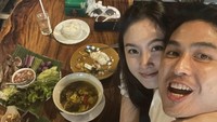 Saat perjumpaan awal keduanya, Nong Poy masih belum menjadi seorang transgender. Sejak itu, kurang lebih mereka sudah mengenal selama lebih dari 20 tahun. (Foto: Facebook/บรรลุ หงษ์หยก)