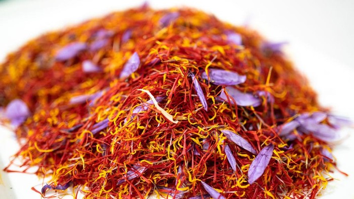 Saffron Jadi Rempah Termahal di Dunia Saffon menjadi salah satu rempah yang memiliki rasa dan aroma yang unik. Saffron ini juga dijuluki sebagai rempah palin mahal di dunia.