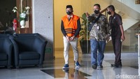 Sebelumnya, Wakil Ketua DPRD Jatim Sahat Tua Simandjuntak resmi ditetapkan sebagai tersangka suap pengelolaan dana hibah untuk pokmas. Selain Sahat Tua, tiga orang lain ditetapkan tersangka.