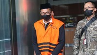 Keempat orang tersebut ditangkap KPK dalam operasi tangkap tangan (OTT) di sejumlah tempat di Jatim, Rabu (14/12/202) malam.