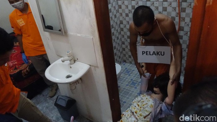 Salah satu adegan dalam rekonstruksi kasus pembunuhan Ayu di wisma Jalan Kaliurang Sleman, Rabu (12/4/2023).