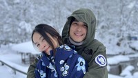 Selama pacaran, ada banyak momen manis nan hangat yang mereka bagikan ke media sosial, salah satunya adalah ketika liburan ke Niseko, Jepang, ini. (Foto: Facebook/Treechada Poyd Bejarat)