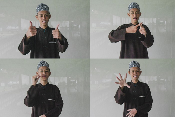 Seorang teman tuli (Mantul) Sandi (kedua kiri) didampingi penerjemah berdakwah ke rumah-rumah warga tentang Shalat wajib dengan menggunakan Bahasa Isyarat di Bekasi, Jawa Barat.