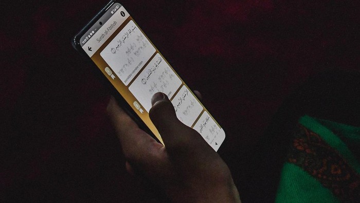 Seorang teman tuli (Mantul) Sandi (kedua kiri) didampingi penerjemah berdakwah ke rumah-rumah warga tentang Shalat wajib dengan menggunakan Bahasa Isyarat di Bekasi, Jawa Barat.