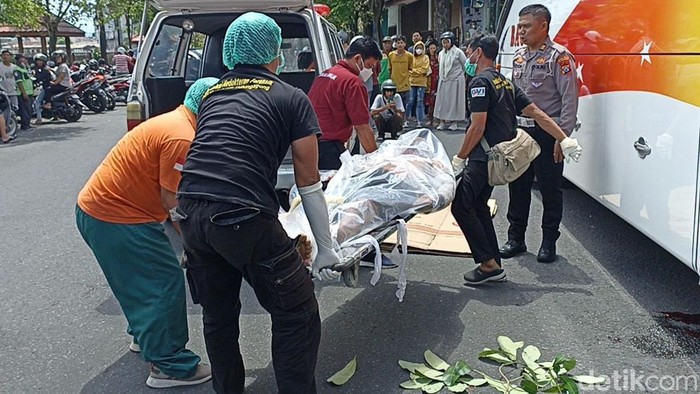 Senggolan Dengan Bus Bagong, Pengendara Sepeda Motor Tewas Terlindas