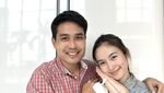 10 Potret Hangat Transgender Tercantik Nong Poy dan Suami saat Masih Pacaran