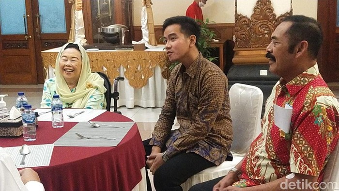 Shinta Wahid bersama Wali Kota Solo Gibran Rakabuming Raka dan mantan Wali Kota Solo FX Hadi Rudyatmo di Balai Kota Solo, Rabu (12/4/2023).