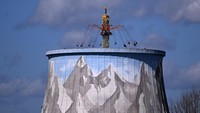 Pengunjung menaiki komidi putar di taman hiburan Wunderland Kalkar di Kalkar, Jerman Barat, Selasa (11/4/2023).  