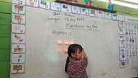 Proses yang Hani lakukan memungkinkan Bawe dan kawan-kawan belajar menulis kalimat dan Muel menyusun puzzle huruf inilah yang disebut pembelajaran berdiferensiasi, yaitu proses pembelajaran yang mengakomodasi kebutuhan tiap murid. Foto: Trisna Wulandari/detikEdu