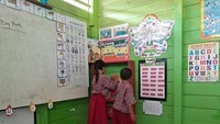 Buku yang disediakan sekolah dengan dana BOS dan BOSDA adalah buku bacaan berjenjang. Buku cerita bergambar ini punya kode A sampai F, dengan masing-masing kode terdiri dari 5 jenis buku. Anak-anak yang sudah mahir membaca buku A-1 dapat lanjut membaca buku A-2, begitu seterusnya. Foto: Trisna Wulandari/detikEdu