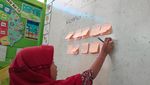Potret Bu Guru Hani, Semangat Mengajar Jelang Pensiun
