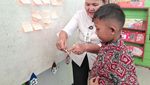 Potret Bu Guru Hani, Semangat Mengajar Jelang Pensiun
