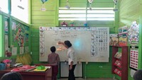 Ini tahun terakhir Nurhani Tawan, SPd mengajar di SDN 008 Tanjung Palas Timur, Desa Binai, Kabupaten Bulungan, Kalimantan Utara setelah mengabdi lebih dari 30 tahun sebagai guru. Foto: Trisna Wulandari/detikEdu