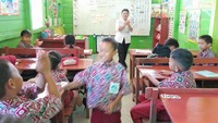 Usai membaca, siswa juga diajak maju ke depan untuk membaca tulisannya. Siswa yang sudah membaca hasil tulisannya di depan kelas juga diapresiasi temannya dengan tepuk tangan dan tos. Foto: Trisna Wulandari/detikEdu