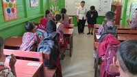 Bawe, Muel, dan kawan-kawan pun berdoa bersama, dipimpin Elo sang ketua kelas. Foto: Trisna Wulandari/detikEdu